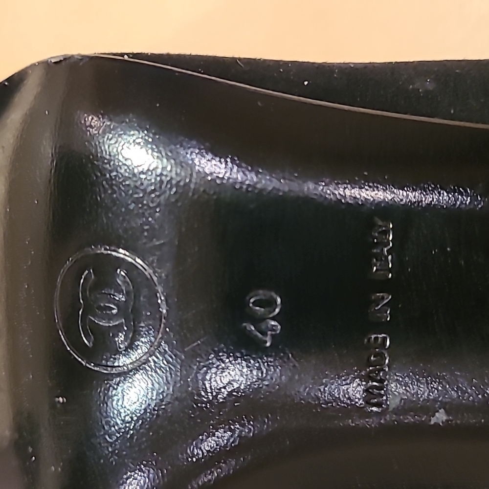 CHANEL black suede pumps with chrome and patent leather details. Size 40 - Picture 8 of 16